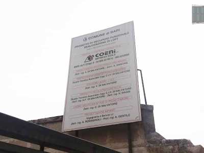 Un cartello di inizio lavori posto dietro il cancello parla esplicitamente di �progetto di recupero funzionale. Realizzazione loft�. Una realizzazione che per� non � andata a buon fine